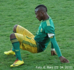 Teko MODISE auf dem Rasen der BRITA-Arena